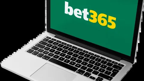 马德里竞技万达大都会球场以乌克兰国旗色彩致敬，彰显对乌支持